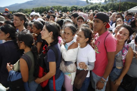 Tienduizenden Venezolanen de grens over voor voedsel