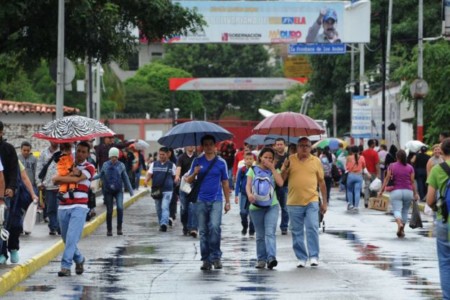  Rain did not prevent more than 35,000 people from doing their shopping in Colombia during the brief border opening 