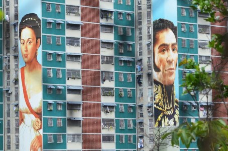 Simon Bolivar, de grote bevrijder en revolutionair voorbeeld van president Maduro staat op vele flats afgebeeld. foto: Sytske Jellema