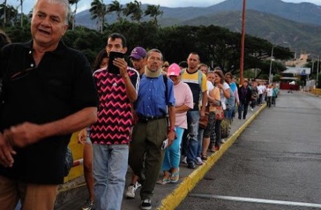 Liefst 25.000 Venezolanen maakten zondag gretig gebruik van inkopen doen in Colombia
