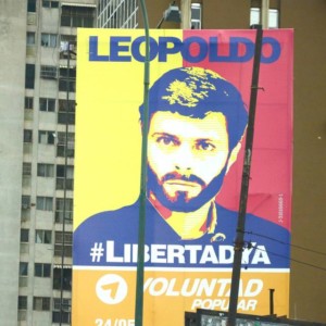 Levensgroot is Leopoldo afgebeeld op een flat. Leopoldo is een van de grootste oppositieleiders en is politiek gevangene in Venezuela. foto: Sytske Jellema