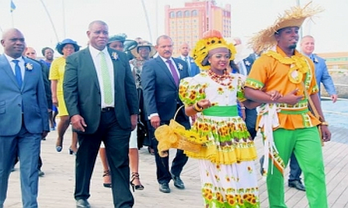 Leden van de Staten van Curaçao wandelen vanaf Punda via de Emmabrug naar Otrobanda om daar de viering van de Dia di Bandera op het Brionplein bij te wonen.