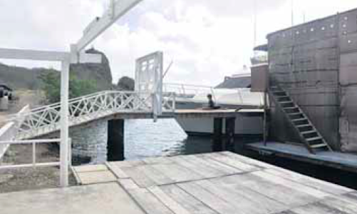 De illegaal opgeknapte pier waaraan de ‘Mi Dushi’ partyboat (rechts) aangemeerd ligt.
