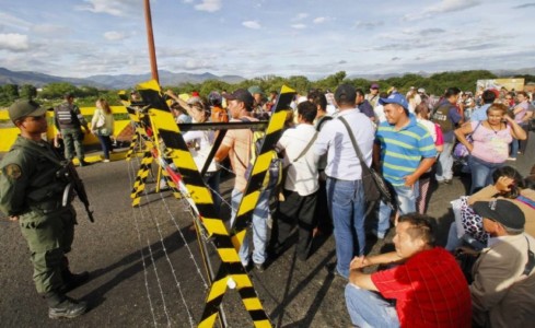 Venezolanos esperan para cruzar el puente fronterizo que conecta a San Antonio, Venezuela, y Cúcuta, Colombia, en esta imagen de archivo. | Archivo  AP
