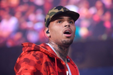 Politie vindt wapens en drugs bij Chris Brown
