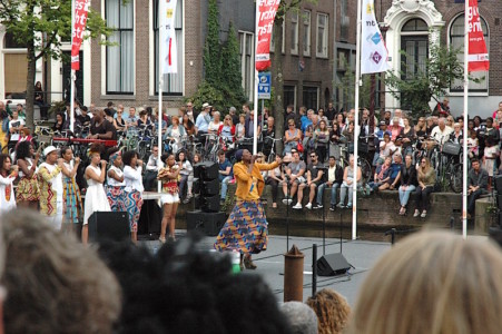 Zangeres Giovanca op het Grachtenfestival. Op de achtergrond het ZO Gospel Choir | foto: Pieter Hofmann