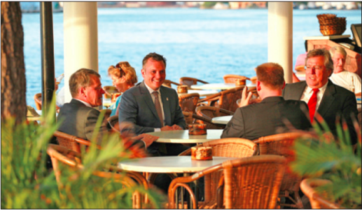 Toenmalig premier Gerrit Schotte in 2011 in gesprek met minister Piet Hein Donner en vertegenwoordiger van Nederland Gerard van de Wulp | Antilliaans Dagblad