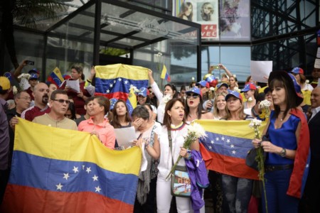 Demonstranten in Caracas eisen het vertrek van de Venezolaanse president Maduro. | Foto Johan Ordonez/AFP 