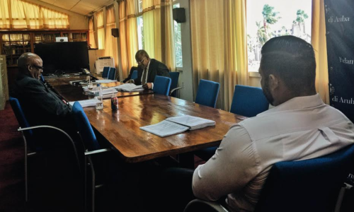 Onder toeziend oog van twee coördinatoren van Energie-minister Mike de Meza leest AVP-Statenlid Marlon Sneek stukken van het contract tussen het Land Aruba en Citgo. Foto: Ariën Rasmijn