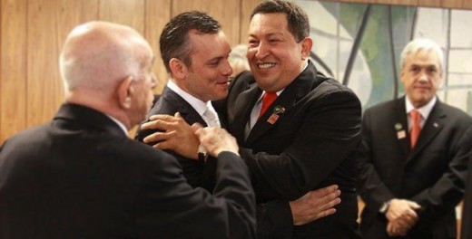 Premier Schotte in de armen van de Venezuelaanse president Hugo Chavez