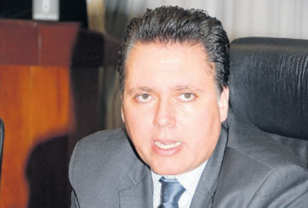 Financien Minister Jardim doet een 'Plasterkje'