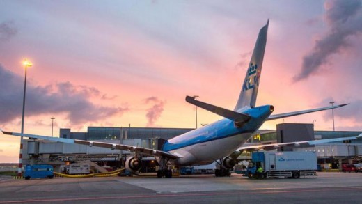 2015-11-14 07:49:43 SCHIPHOL - Vliegtuig van KLM op Schiphol centrum. ANP LEX VAN LIESHOUT