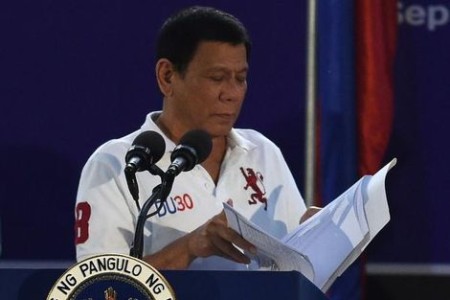 De Filipijnse president Rodrigo Duterte bekijkt een lijst met daarin de namen van regeringsfunctionarissen die betrokken zouden zijn bij drugssmokkel.