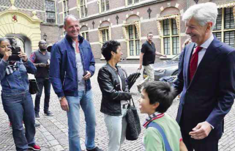 Het publiek op het Binnenhof wilde vandaag, op de eerste dag na zijn ziekteverlof, best even met Plasterk op de foto | Suzanne Koelinga