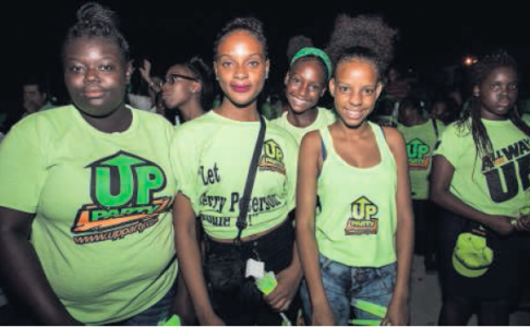 Een groepje jonge vrouwen in campagnekleding van de United People’s Party. Foto’s CigdemYuksel