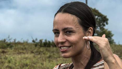 Tanja Nijmeijer (38) is het enige Nederlandse lid van de Colombiaanse guerrillabeweging Farc. Tijdens een stage in Colombia werd Nijmeijer getroffen door de armoede in dit Zuid-Amerikaanse land. Ze sloot zich na haar studie in 2003 aan bij de bewapende Farc-strijders. De wereld hoorde voor het eerst van haar bestaan toen in 2007 haar dagboek werd gevonden door het Colombiaanse leger, in een verlaten kamp in de jungle. Bij de vredesonderhandelingen tussen de Farc en de Colombiaanse overheid - die begonnen in 2012 - trad Nijmeijer op als vertaler en onderhandelaar. . / AFP PHOTO / LUIS ACOSTA