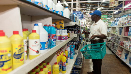 suriname-crisis-lege-supermarkten