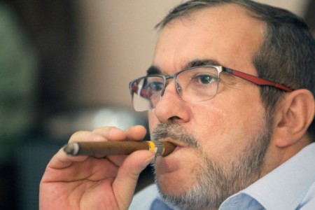 De FARC-leider 'Timochenko' rookt een sigaar op het vredesakkoord, dat nu op het spel staat. Foto: AFP