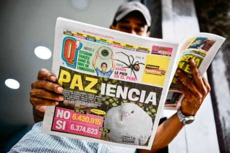 Een dag na het referendum kopt een Colombiaanse krant met Foto LUIS ROBAYO/AFP
