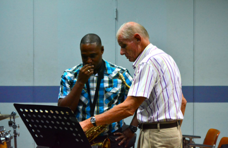 Hein van Maarschalkerwaart (r) geeft aanwijzingen aan Benjamin Filipie | Foto's Persbureau Curacao