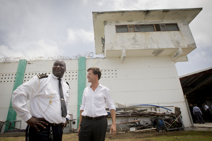 Premier Rutte bracht in 2013 een bezoek aan de gevangenis in Pointe Blanche, naast hem directeur Edward Rohan. © ANP