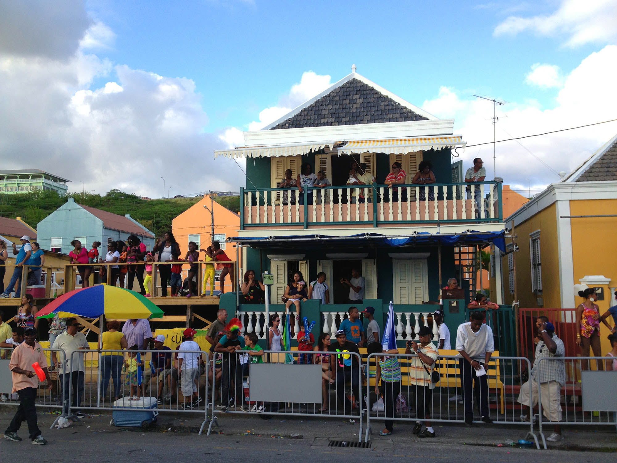 De meeste van die balkons kunnen maar vier of vijf mensen dragen. Tijdens carnaval staan daar vaak tientallen mensen | Persbureau Curacao