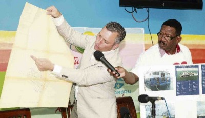 MFK-leider Gerrit Schotte in de weer met een kaart tijdens de persconferentie van zijn partij. Hij wordt bijgestaan door partijvoorzitter Amerigo Thodé.Archief Knipselkrant 18-10-2012