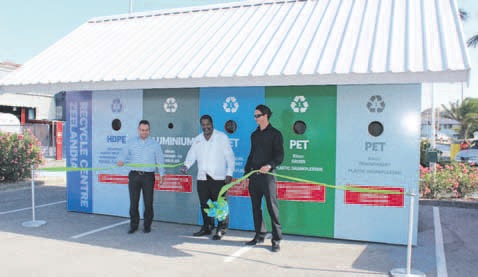 Minister Ben Whiteman van Gezondheid, Milieu en Natuur opende het recycle centre, dat na de opening al gretig in gebruik werd genomen.  FOTO’S JEU OLIMPIO