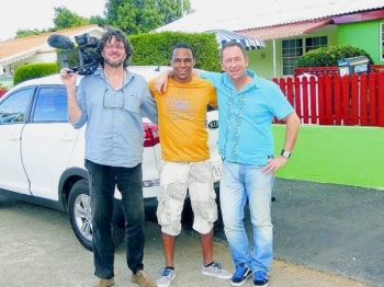 Nederland moet ingrijpen bij milieuschandaal op Curaçao’        donderdag, 21 maart 2013 16:15   Het Zembla-team tijdens de opnames op het eiland. Cameraman Onno van der Wal (links), Wensly Francisco, research, en Erwin Otten (rechts) die verantwoordelijk is voor de samenstelling en regie. 