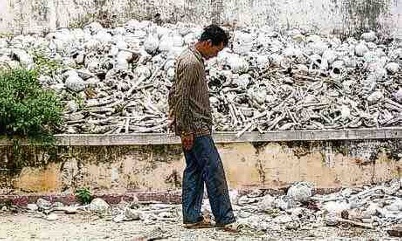 Op een van de killing fields van Cambodja waar Cambodjanen onder erbarmelijke omstandigheden moesten werken. Het regime van de Rode Khmer wordt verantwoordelijk gehouden voor de dood van 1,7 milioen mensen.
