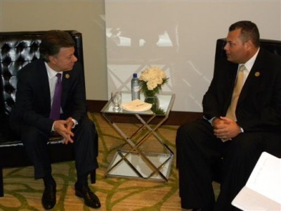 Premier Asjes samen met Pedro Heilbron, directeur van Copa Airlines, in Panama.