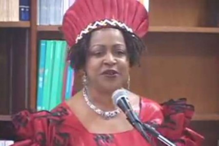 Verene Shepherd tijdens een lezing in de Nationale Bibliotheek van Jamaica - Foto |  Youtube