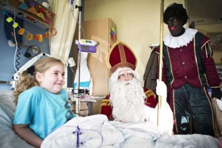 Sinterklaas en Zwarte Piet bezoeken een ziek kind in het Wilhelmina Kinderziekenhuis - Foto |  ANP