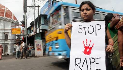 Een Indiase vrouw toont een protestbord tijdens een actie na een recente verkrachting, © epa.