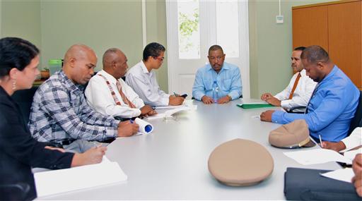 Minister Navarro van Justitie heeft gisteren met vertegenwoordigers van verschillende instanties rond de tafel gezeten. Deze instanties vormen samen de taskforce die mensenhandel op Curaçao zal gaan bestrijden. FOTO MINISTERIE VAN JUSTITIE