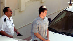 Archieffoto van Joran van der Sloot (R) bij het verlaten van de rechtbank in Oranjestad, na zijn arrestatie voor betrokkenheid bij de verdwijning van de Amerikaanse Natalee Holloway. © epa.