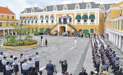 Gisteren heeft Lucille A. George-Wout tegenover de Staten haar ambt van Gouverneur van Curaçao aanvaard. Na de plechtige ceremonie keerde de gouverneur terug naar het paleis... FOTO KABINET VAN DE GOUVERNEUR
