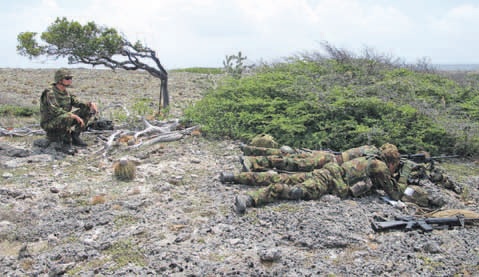 De militairen zullen volledig gecamoufleerd trainen aan de westkant van het eiland. FOTO DEFENSIE CARIBISCH GEBIED