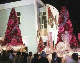 Zodra het donker wordt gaat de verlichting van de traditionele kersttaferelen bij Curoil aan.
