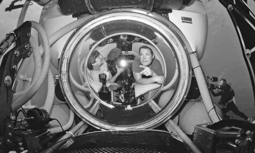 Tijdens de eerste aflevering die op Curaçao is opgenomen begeeft Jeff Corwin zich ook in de onderzeeër Curasub. FOTO CTB