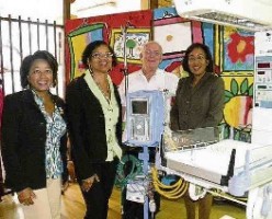 vlnr: Tamira La Cruz (bestuurslid Rotary Club), Irsa Rosina-Angelista, Cai Winkel (medisch directeur Sehos)en Daisy Carolus (bestuurslid Rotary Club).