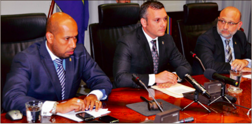 V.l.n.r.: ex MinFin Jamaloodin, exMinPres Gerrit Schotte en ex-MinEcon Nasser El Hakim, alle MFK