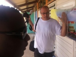 NOS-correspondent Dick Drayer werd tijdens zijn werkzaamheden geintimideerd door de beveiligers van Gevolmachtigd Minister Marvelyne Wiels. Foto |  Lucho Rosales