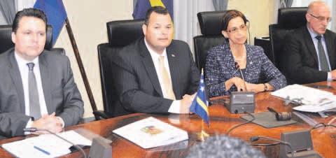 Deze week was er een bilateraal overleg tussen Sint Maarten en Curaçao waar ook over de vereffening is gesproken. Vlnr. José Jardim, Ivar Asjes, Sarah Wescot-Williams en Martin Hassink. FOTO JEU OLIMPIO