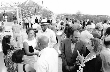 Minister Irene Dick van Onderwijs en Cultuur en gouverneur Lucille George-Wout waren te gast op de receptie op het buitenterras van Landhuis Brievengat van de 60-jarige Stichting Monumentenzorg Curaçao. FOTO TICO VOS