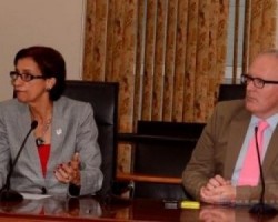 Minister van Buitenlandse Zaken Frans Timmermans (rechts)  met minister-president van Sint Maarten Sarah Wescot-Williams (links)
