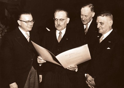Ondertekening van het Statuut in Den Haag op 16 december 1954 | Foto |  Spaarnestad Photo/Hollandse Hoogte