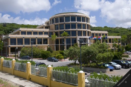De aanhoudende pogingen van Francesco Corallo om een bankvergunning af te dwingen bij de Centrale Bank van Curacao en Sint Maarten trekken een zware wissel op de Curacaose politiek en financiële sector