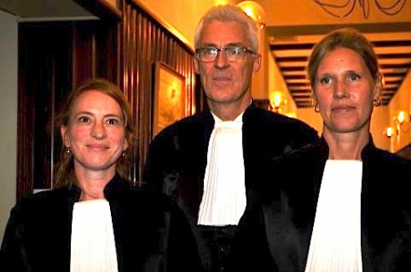 De Hofpresident mr. Evert-Jan van der Poel (midden) met de nieuwste leden van het Hof: Sarah Sijsma (links) en Solange Christiaan (rechts) | FOTO JEU OLIMPIO