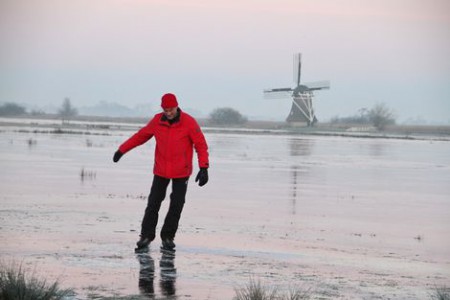 Eerste schaatsers in Friesland gingen het natuurijs op